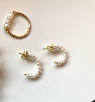 Zlato a perla – dokonalé spojení kontrastu a harmonie 💫 Tyto pozlacené náušnice s perlami působí jako malé umělecké dílo –...
